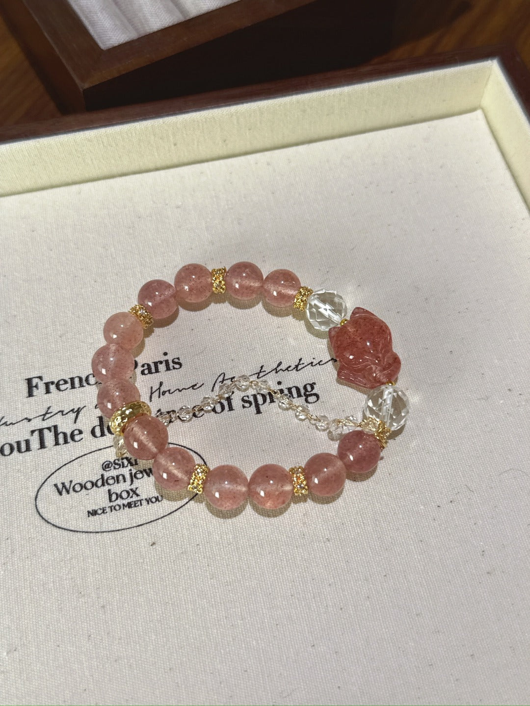 ▫️▪️ White crystal strawberry crystal fox fox bracelet