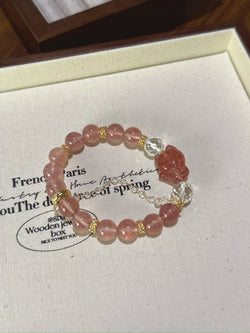 ▫️▪️ White crystal strawberry crystal fox fox bracelet