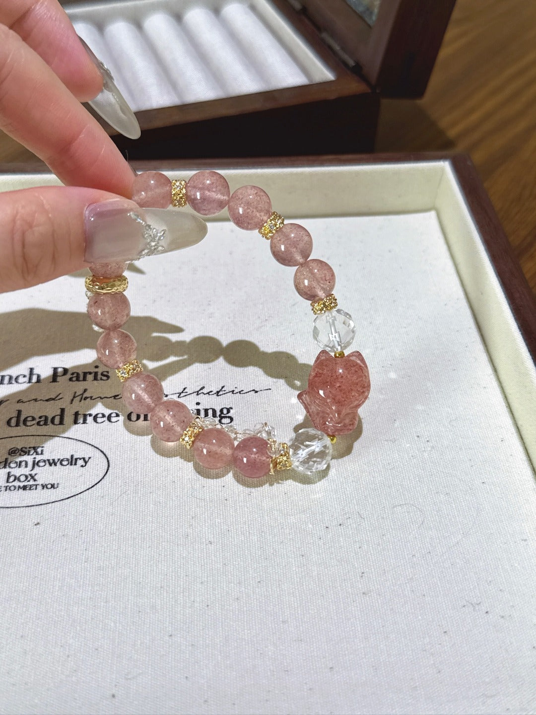 ▫️▪️ White crystal strawberry crystal fox fox bracelet