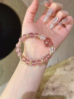 ▫️▪️ White crystal strawberry crystal fox fox bracelet