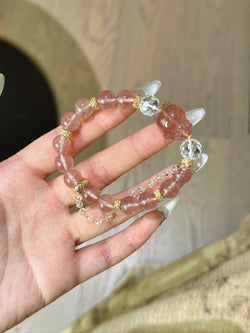 ▫️▪️ White crystal strawberry crystal fox fox bracelet