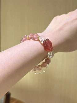▫️▪️ White crystal strawberry crystal fox fox bracelet