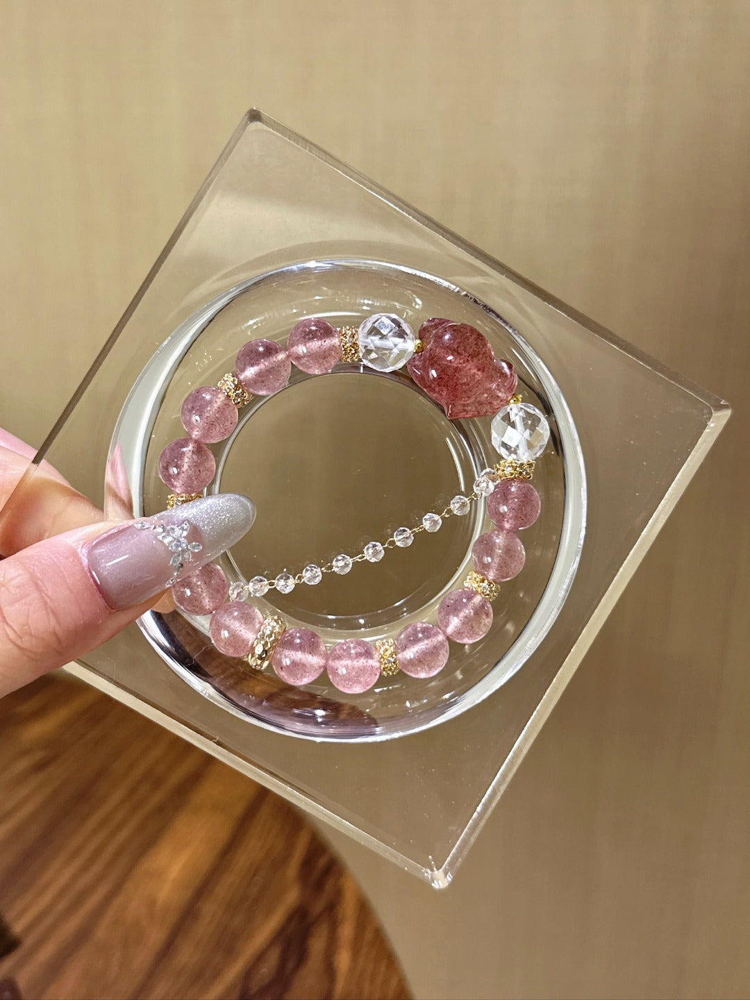 ▫️▪️ White crystal strawberry crystal fox fox bracelet